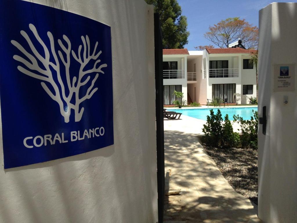 Bazén v ubytování Coral Blanco Hotel nebo v jeho okolí