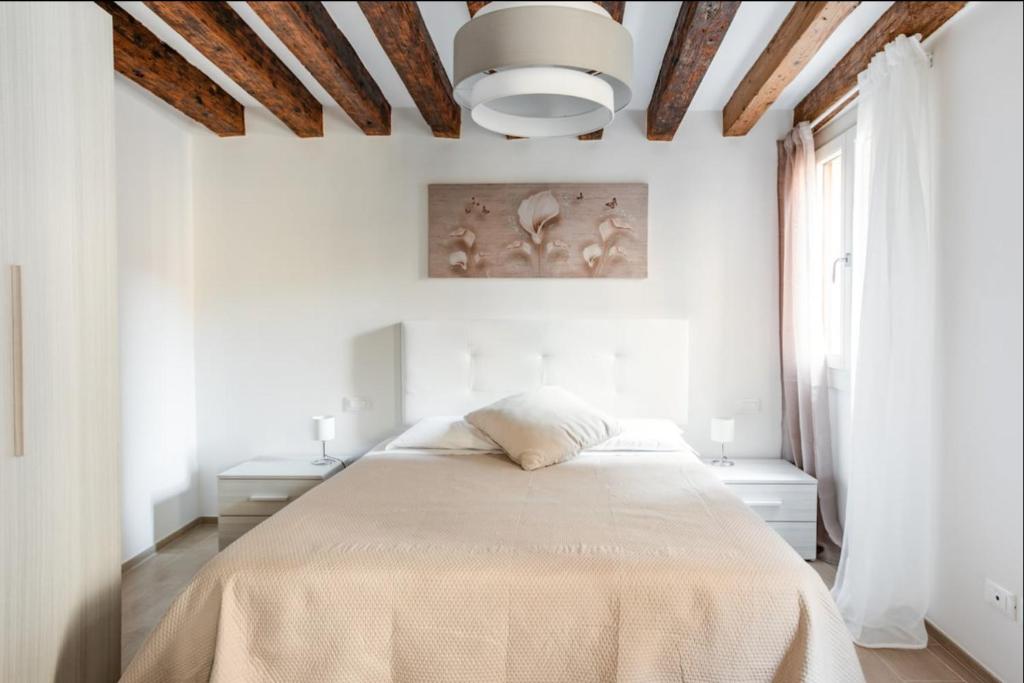 a bedroom with a bed and a ceiling with beams at Palazzina San Polo 2151 in Venice