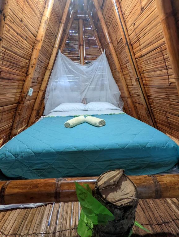 Postel nebo postele na pokoji v ubytování Cabañas Camino al Agua - Cocorná