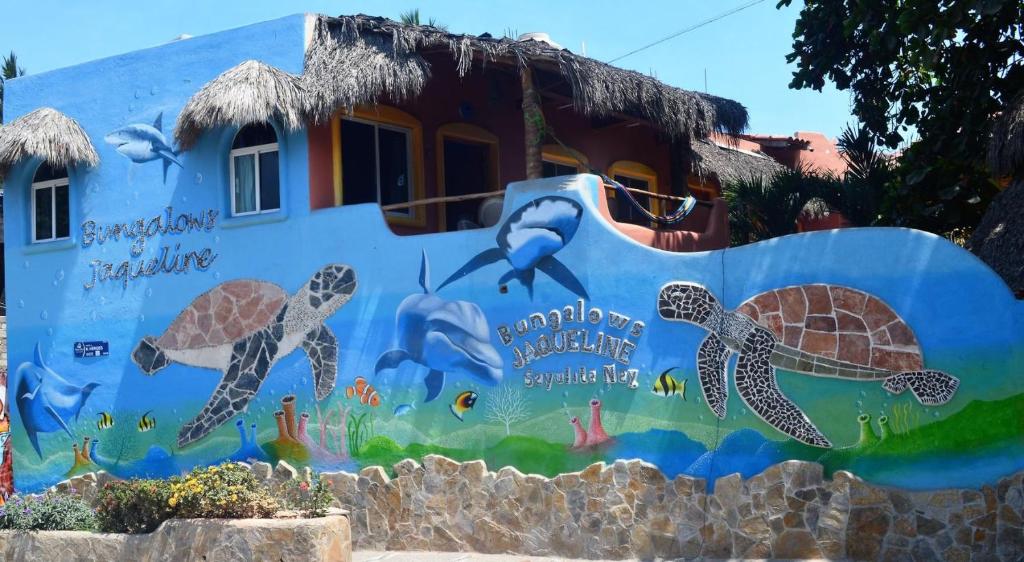 mural de un edificio con tortugas y peces en Bungalows Jaqueline en Sayulita