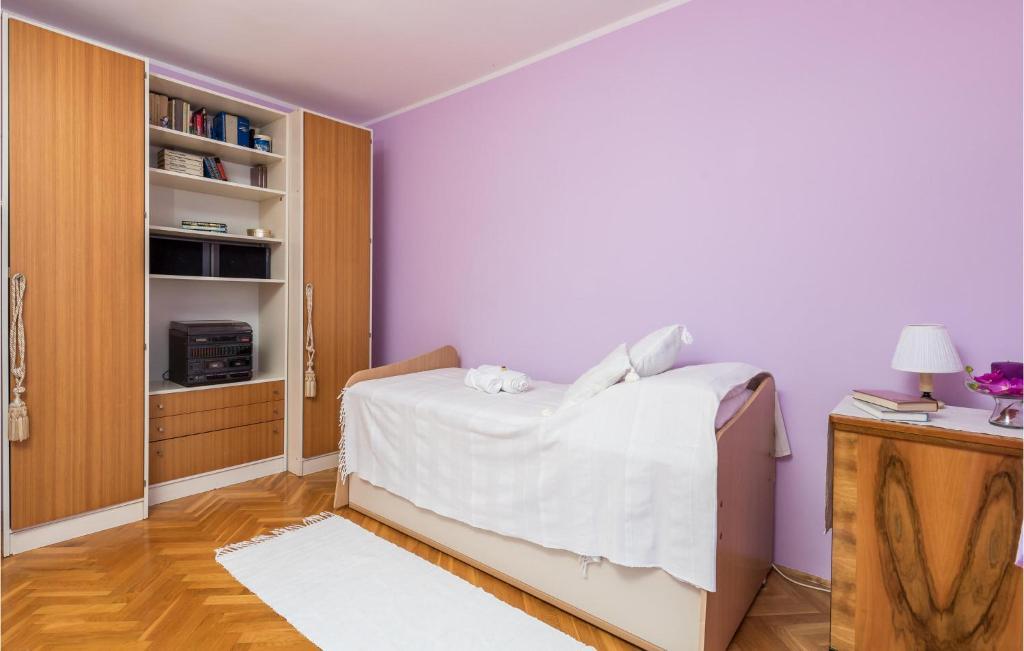 Postel nebo postele na pokoji v ubytování 4 Bedroom Nice Apartment In Opatija