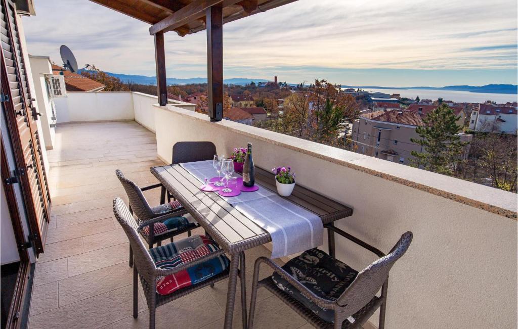 uma mesa e cadeiras numa varanda com vista em Gorgeous Apartment In Rijeka With Kitchen em Rijeka
