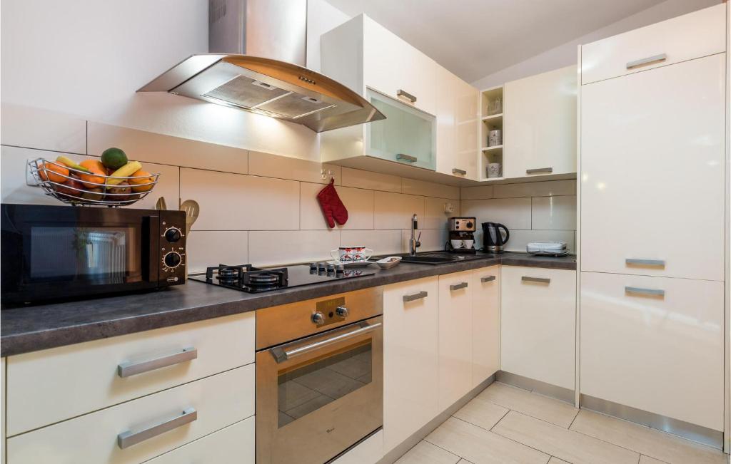Kuchyňa alebo kuchynka v ubytovaní Beautiful Apartment In Rijeka