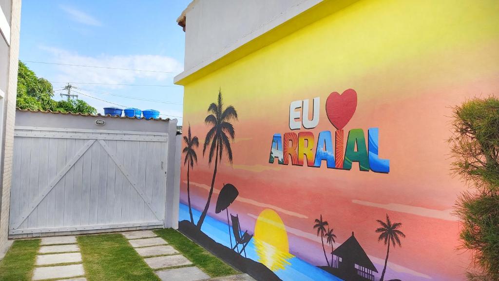 un edificio con un mural colorido en su lado en Casa 200 Arraial, en Arraial do Cabo
