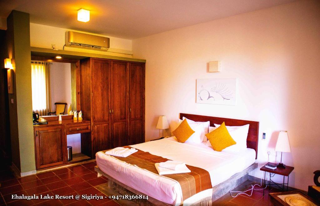 Postel nebo postele na pokoji v ubytování Ehalagala Lake Resort