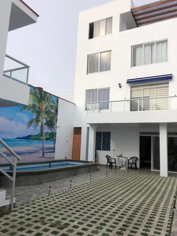 Biały dom z patio i basenem w obiekcie Bravo Surf Camp Punta Rocas w mieście Punta Negra