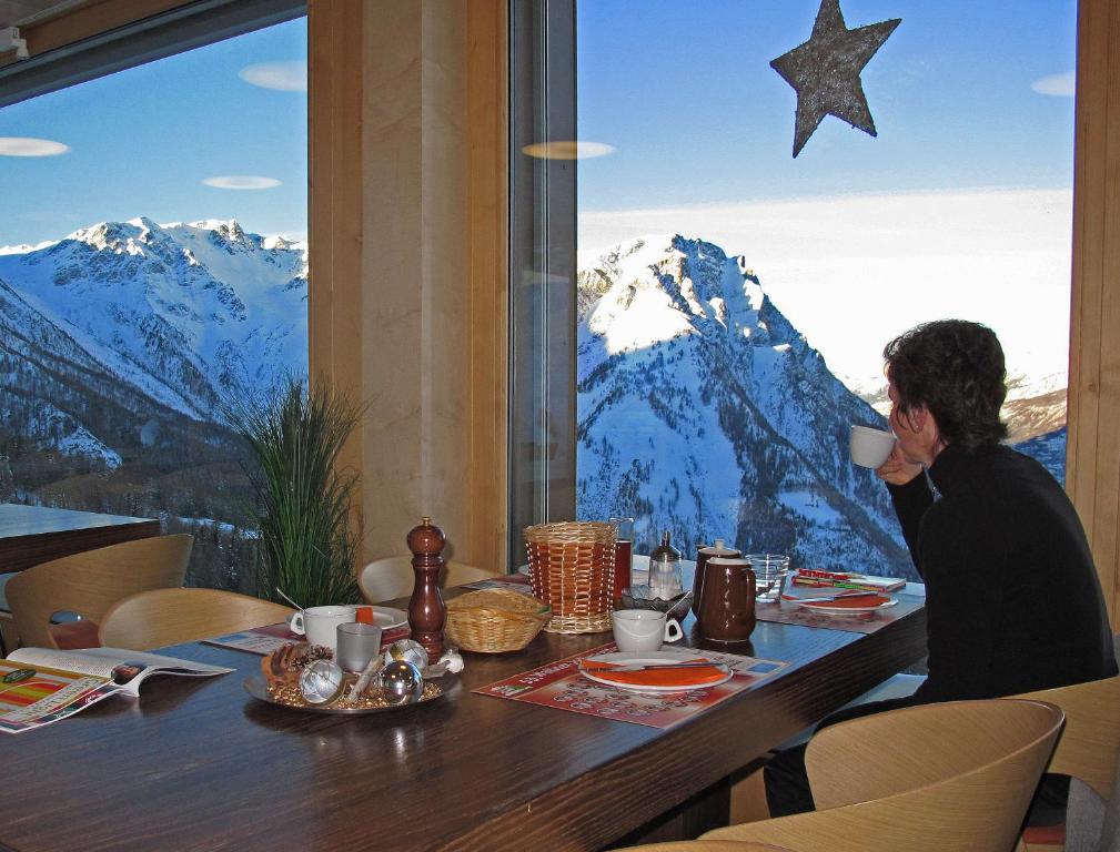 Nespecifikovaný výhled na hory nebo výhled na hory při pohledu z hotelu