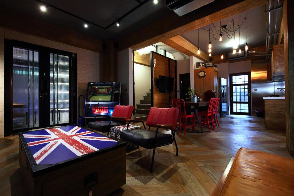 a living room with a video game and a table at Ji Ye Jing Zhan B&amp;B in Ji&#39;an