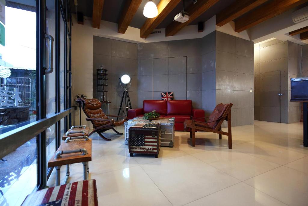 a living room with a red couch and chairs at Ji Ye Jing Zhan B&amp;B in Ji&#39;an