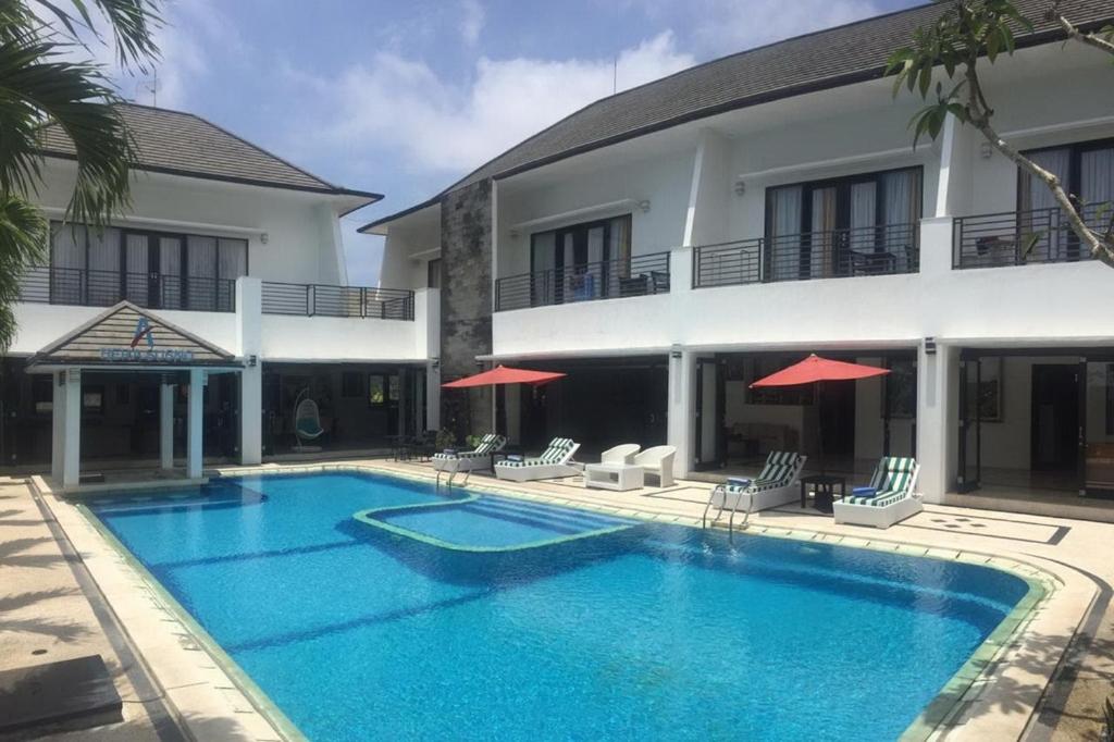 una piscina frente a un edificio en Aldeoz Villa Nusa Dua, en Nusa Dua