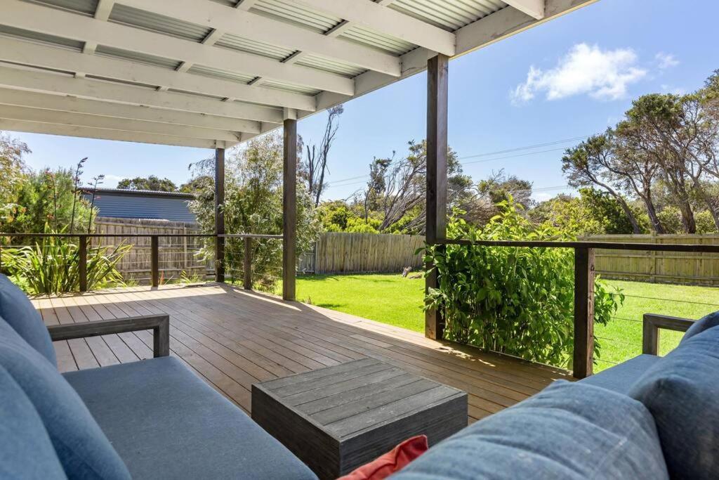 Μπαλκόνι ή βεράντα στο Everleigh - renovated, spacious beach house