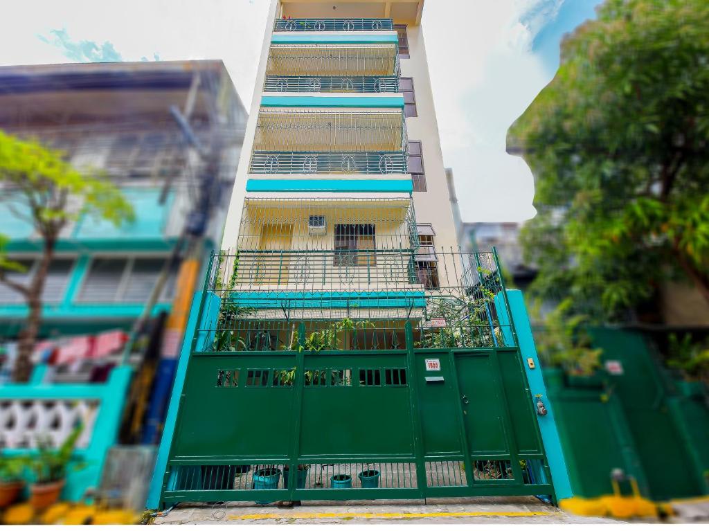a tall green building with a green door at OYO 840 Orangenest Apartelle in Manila