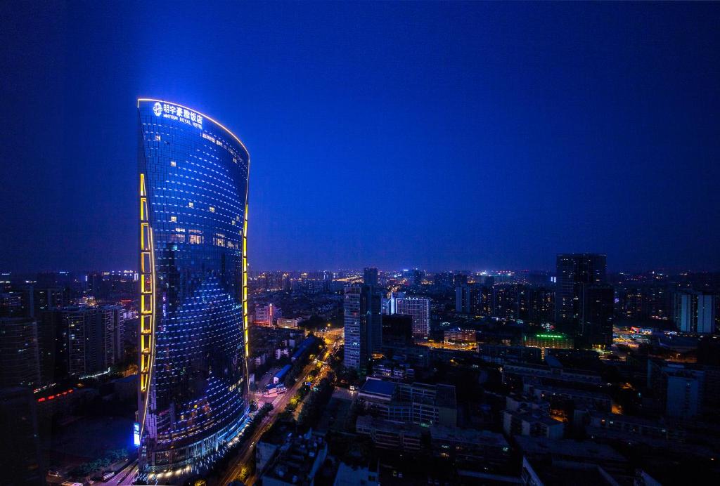 un edificio iluminado en una ciudad por la noche en Minyoun Chengdu Dongda Hotel, en Chengdú