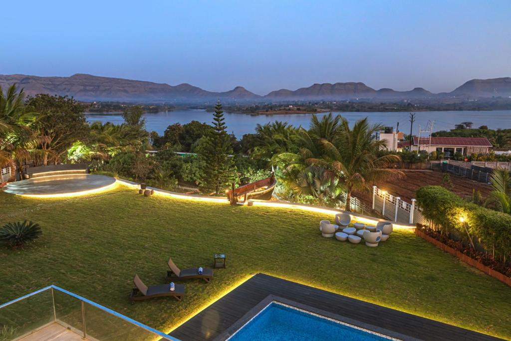 Výhľad na bazén v ubytovaní SaffronStays Jannat, Igatpuri 100 Percent pet-friendly villa with amazing lake view alebo v jeho blízkosti
