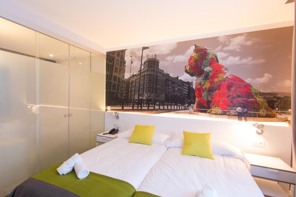 Кровать или кровати в номере Bilbao City Rooms