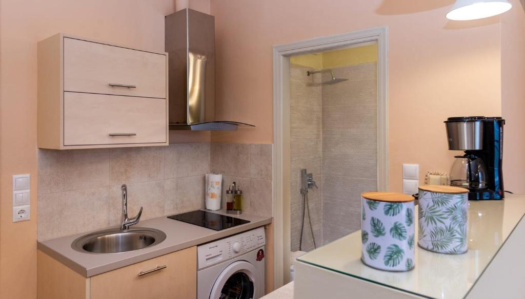 Kuchyň nebo kuchyňský kout v ubytování Sitia Old Port studio - 3min walk to beach - AC - WIFI