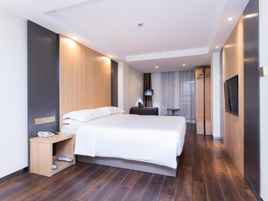 Postel nebo postele na pokoji v ubytování Country Inn&Suites by Radisson, Shanghai PVG