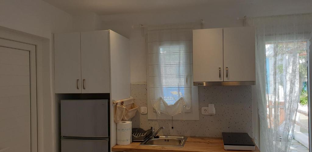 Kuchyň nebo kuchyňský kout v ubytování La Playa Studio Mykonos