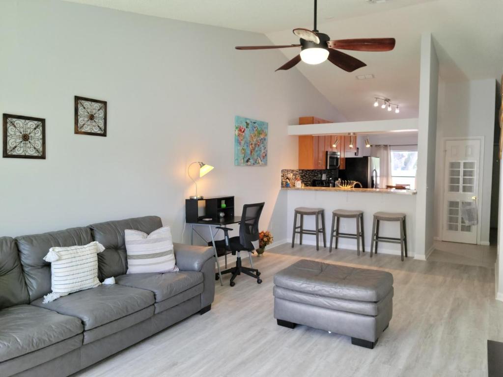 ein Wohnzimmer mit einem Sofa und einem Tisch in der Unterkunft Beautiful townhouse easy access to everything. in Clearwater