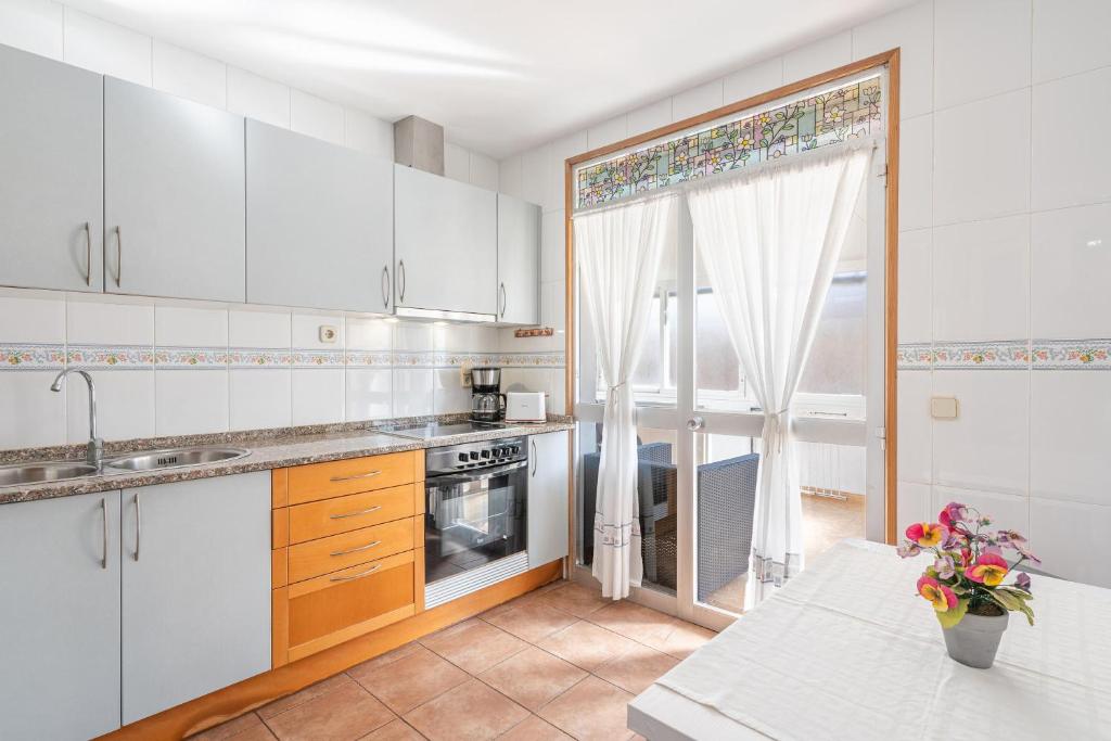 A kitchen or kitchenette at Ana House