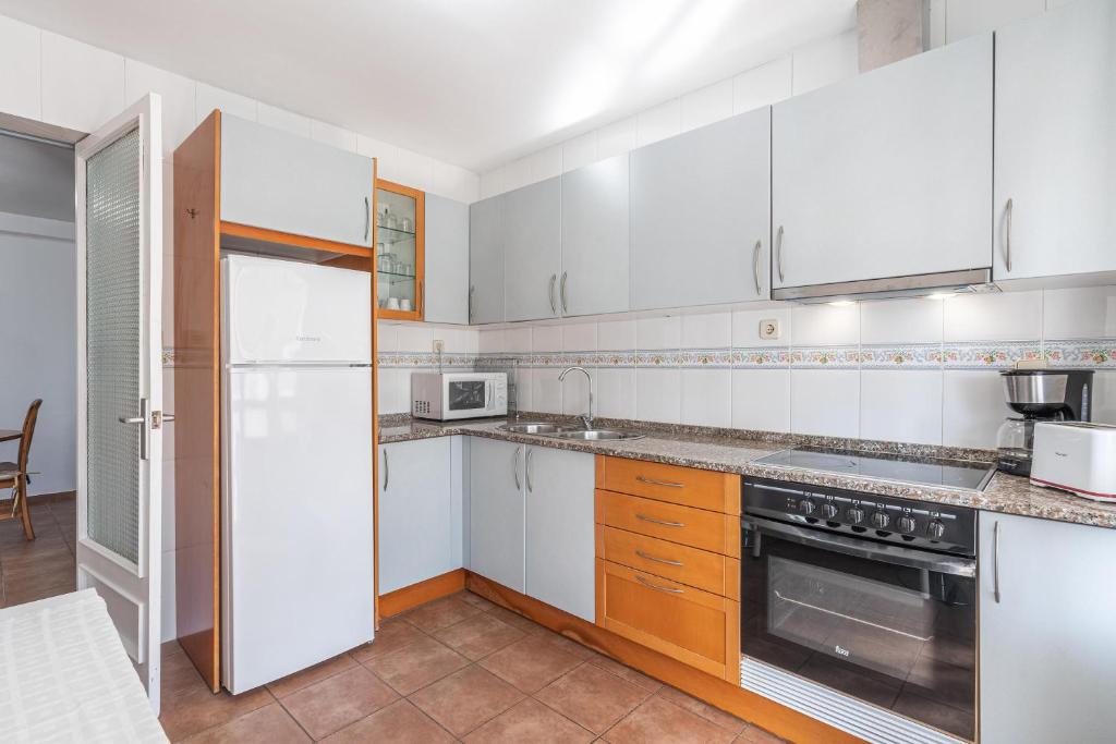 A kitchen or kitchenette at Ana House