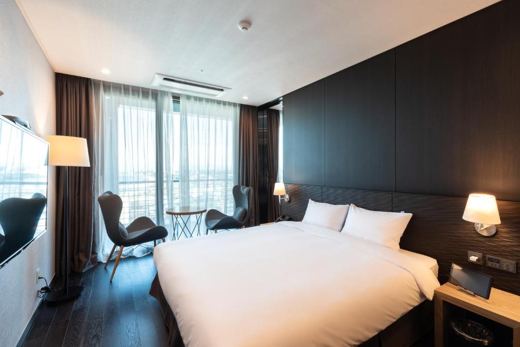 Postel nebo postele na pokoji v ubytování SL Hotel Gangneung