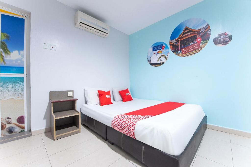 a bedroom with a large bed and a window at Super OYO 90254 D Anugerah Hotel in Melaka