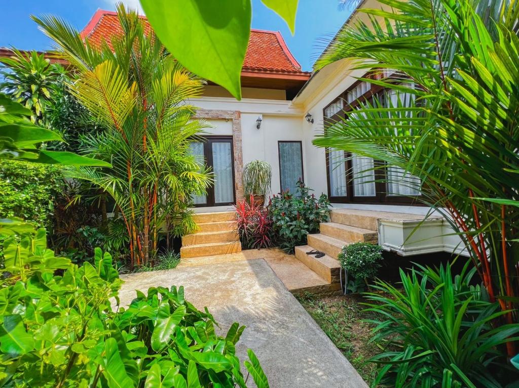 una casa con alberi e piante di fronte ad essa di Villas Chaba a Thong Nai Pan Yai