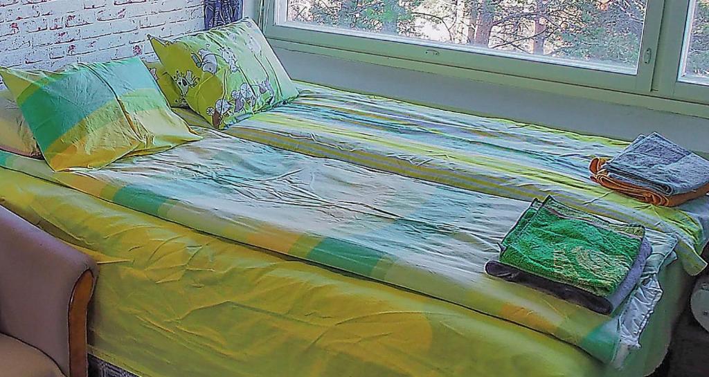 En eller flere senge i et værelse på Bondo OuluPaalikatu Rate145 PrivateRoom-YksityinenHuone-ЛичнаяKомната into Centre-University-BusTrainStation,Sauna
