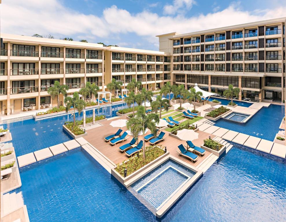 uma vista aérea de um resort com uma piscina em Henann Park Resort em Boracay