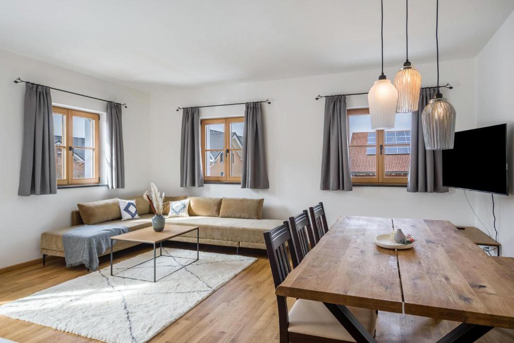 a living room with a couch and a table at Ferienwohnung Maria in Gilching