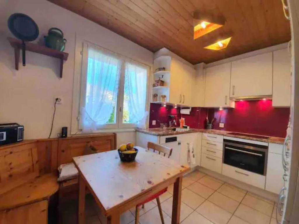 Una cocina o zona de cocina en Beautiful Room with free parking close to EPFL