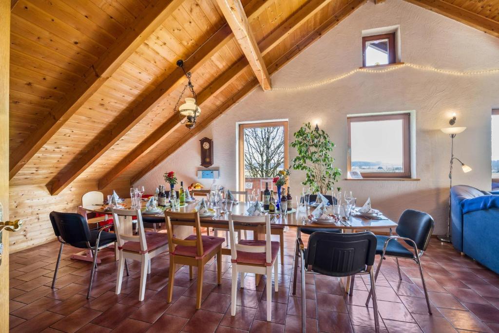 a large dining room with a long table and chairs at Das kleine Paradies in Pürgen