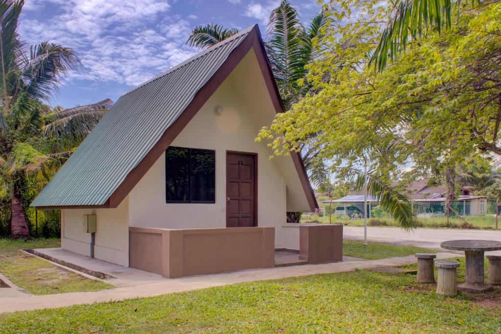 ein kleines Haus mit Dachschräge in der Unterkunft Super OYO 89896 Sedili Inn Resort in Kota Tinggi
