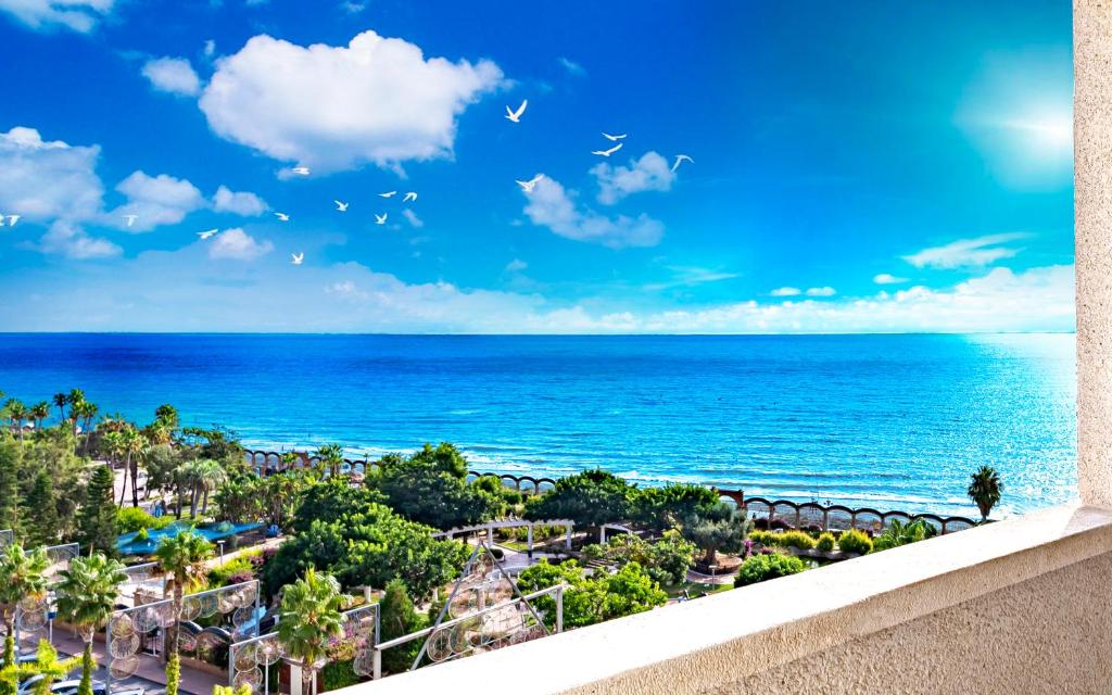 Vue générale sur la mer ou vue sur la mer prise depuis l'hôtel