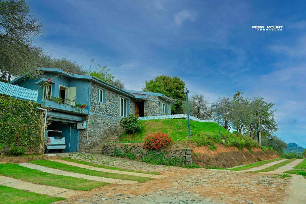 a house on the side of a hill at Pear Mount Farm House in Kodaikānāl