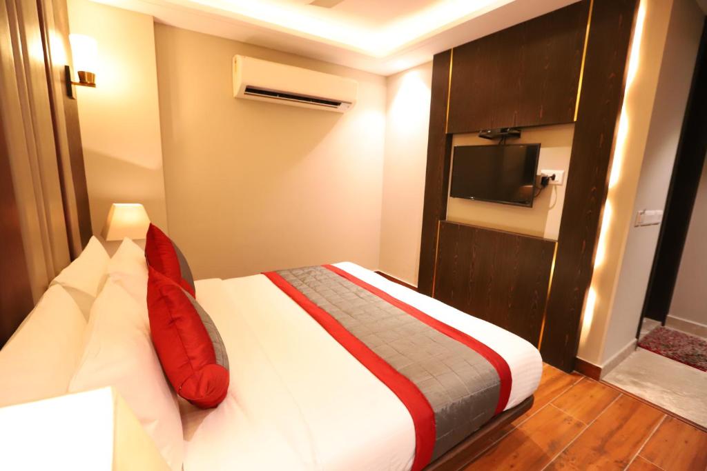 Postel nebo postele na pokoji v ubytování Hotel The Magic Tree - Paharganj New Delhi