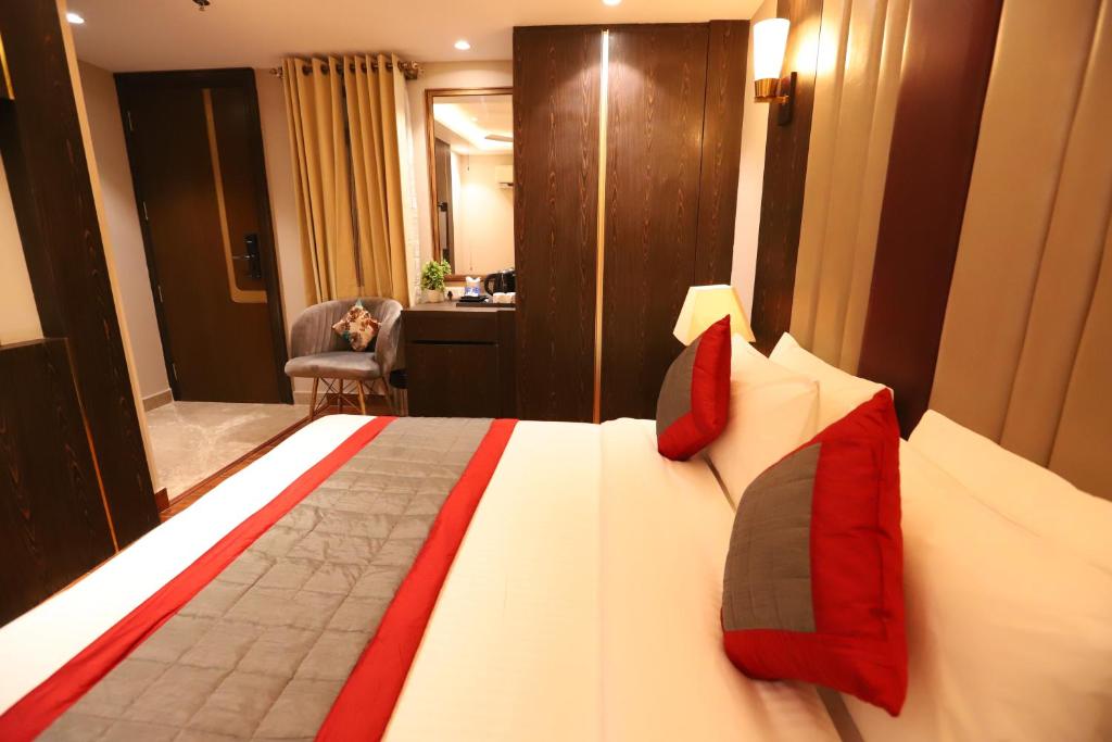 Postel nebo postele na pokoji v ubytování Hotel The Magic Tree - Paharganj New Delhi