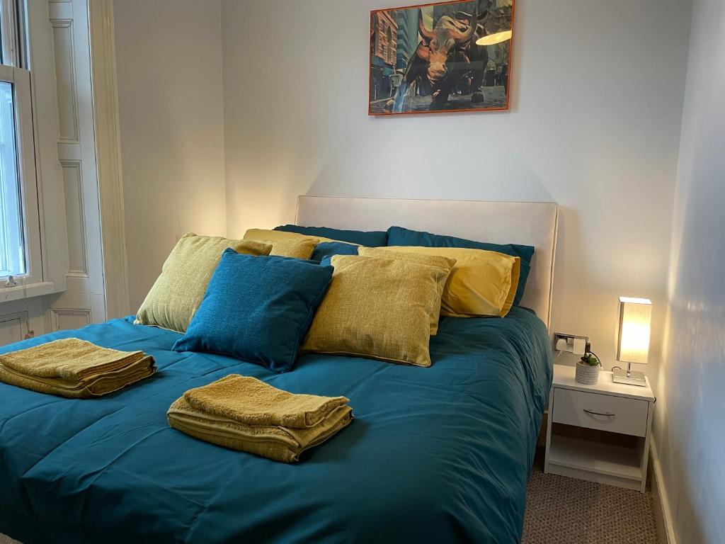 Cama ou camas em um quarto em Wall St flat by HNFC Stays - Netflix & Popcorn