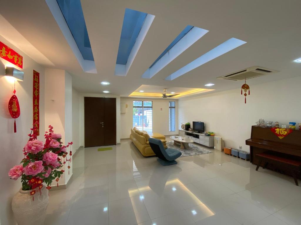 史里肯邦安的住宿－Entire Residential Home•Jia Residences Bkt Serdang沙登温暖的家，客厅设有蓝色的天花板和沙发。