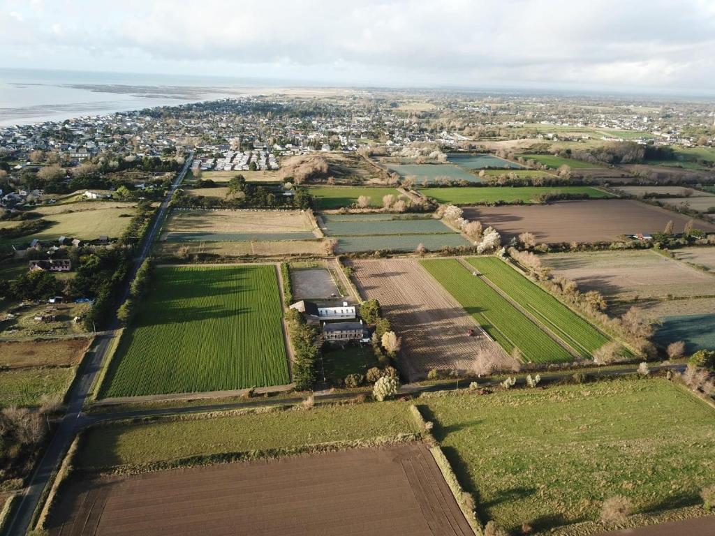 una vista aerea sui campi e sull'oceano di Gîte Est de la pointe d'Agon 4 convives a Agon Coutainville