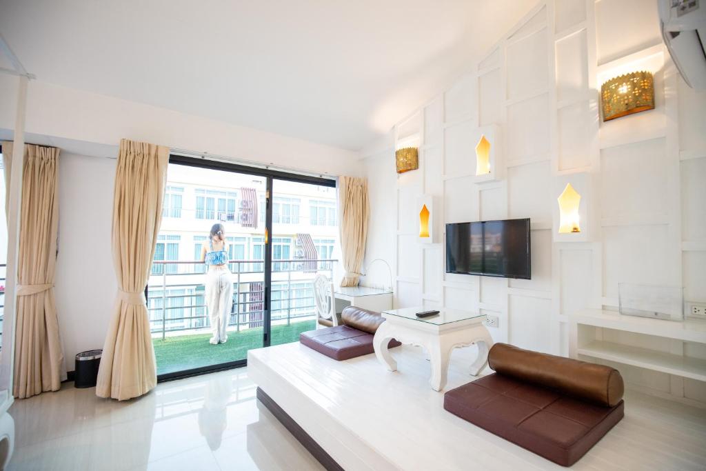 TV a/nebo společenská místnost v ubytování Nimman Mai Design Hotel Chiang Mai
