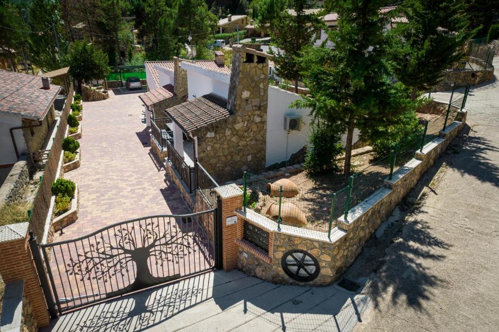eine Luftansicht eines Hauses mit einem Zaun in der Unterkunft Casas rurales El Arbol de la Vida in Riópar