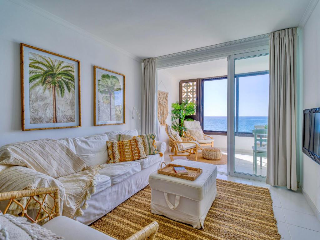 Posezení v ubytování Seaside Apt with Sunset Views and Fast Wifi