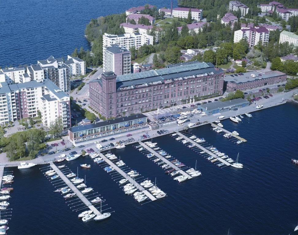 une vue aérienne sur un port de plaisance avec des bateaux dans l'eau dans l'établissement Lapinniemen kattohuoneistot Tampereella, à Tampere
