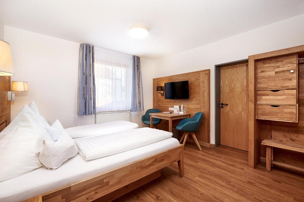 TV a/nebo společenská místnost v ubytování Hotel zur Rose
