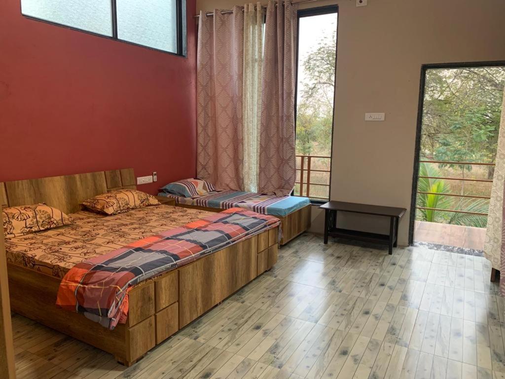 Postel nebo postele na pokoji v ubytování Suman Madhu Mansion