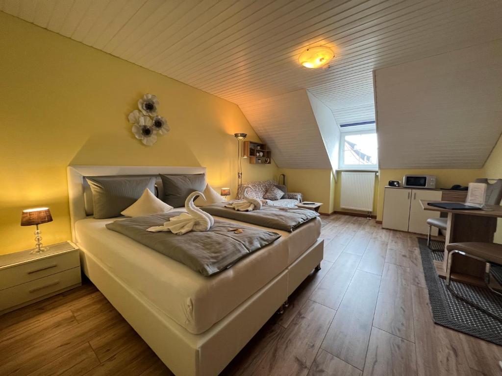 Postel nebo postele na pokoji v ubytování Schloss Kirchham Appartement - & Wellnessanlage