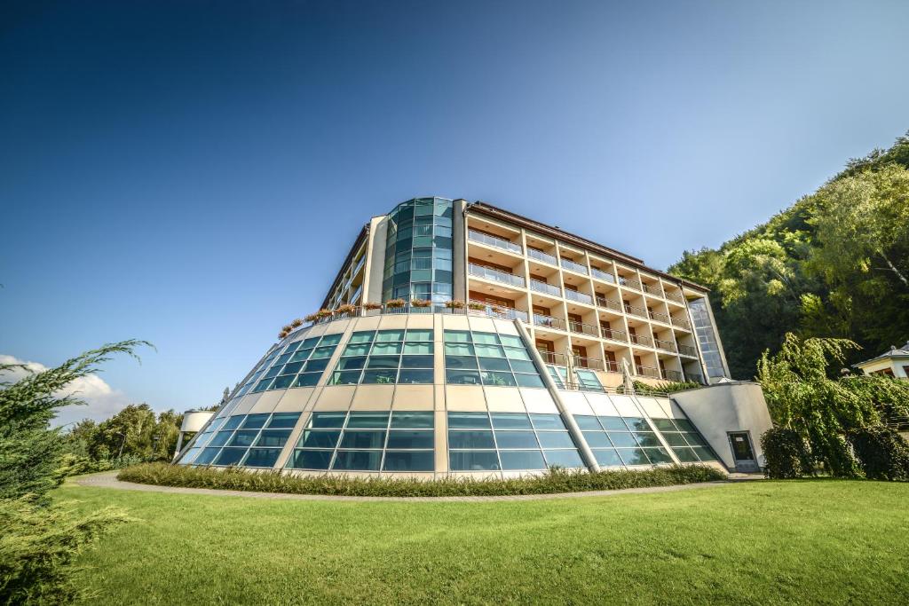 un edificio con césped delante en Hotel Belweder, en Ustroń