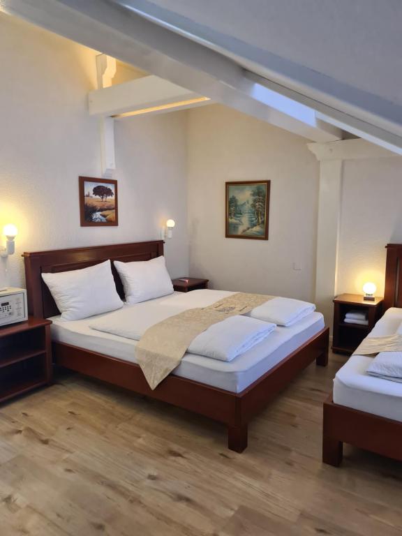 เตียงในห้องที่ Esos Hotel Quelle